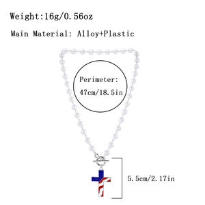 Ketting met kruishanger in Amerikaanse vlagstijl en witte kralen, lengte 47cm
