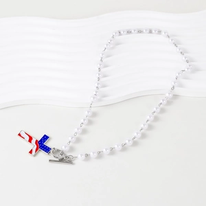 Parelketting met kruishanger in Amerikaanse vlag en metalen OT-sluiting op witte achtergrond