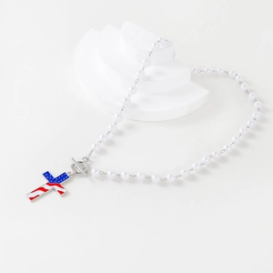 Detail van witte parelketting met kruis hanger van de Amerikaanse vlag en OT-sluiting