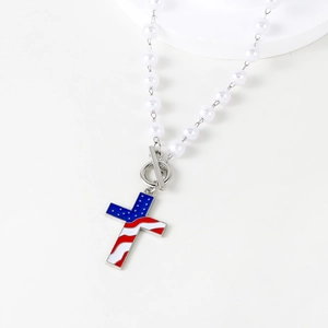 Detail van parelketting met Amerikaanse vlag kruis hanger en stijlvolle OT-sluiting