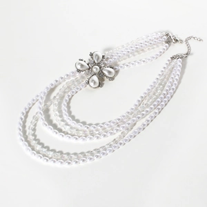 Collier de perles multicouches avec pendentif floral étincelant en strass et fini argent
