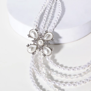 Collier multicouches en perles d'imitation avec pendentif floral strass et perles de cristal