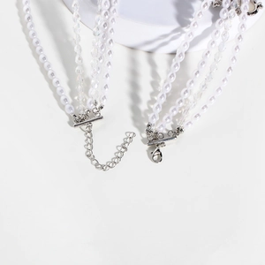 Collier multicouches élégant en perles avec accents floraux et fermoir mousqueton