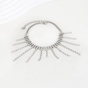 Détail de la chevillère à strass et pompons avec fermoir mousqueton argenté réglable