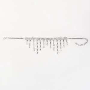 Détail de la chevillère argentée à pompons de strass avec fermoir mousqueton réglable