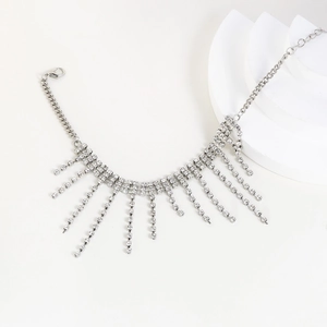 Bracelet de cheville argenté élégant avec glands en cristal et fermoir mousqueton réglable