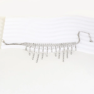 Collier ras du cou à franges argentées avec strass étincelants sur support vague