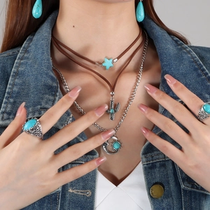 Vista detallada de un conjunto bohemio de turquesa con collares y pendientes vintage