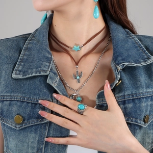 Detalle del conjunto de joyas turquesa vintage con collares, anillo y pendientes