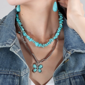 Détail du collier bohème avec pendentif papillon en turquoise et pierres perlées