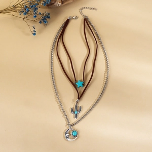 Detalle de collar bohemio en capas con estrella turquesa, cactus y colgantes de luna y sol