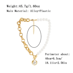 Collana a catena dorata e perle con ciondolo a conchiglia e dettagli in strass