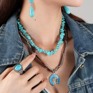 Detail von böhmischem Türkisschmuck Set mit Indianer-Anhänger und Stein-Halskette