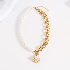 Collana di perle con catena in metallo dorato e ciondolo a conchiglia in perla barocca