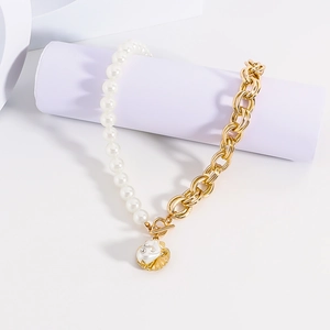 Collana di perle asimmetrica con catena d'oro e ciondolo a conchiglia su base