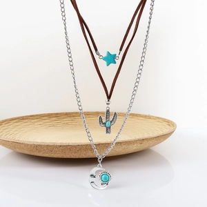 Collar multicapa bohemio con colgantes de turquesa y cordón marrón estilo vintage