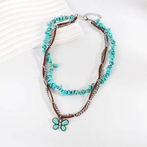 Collier bohème multicouche avec pendentif papillon en turquoise et cordon en cuir marron
