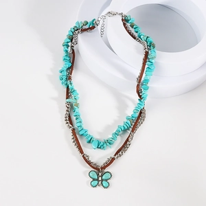 Collier bohème multicouche avec pendentif papillon en turquoise et cordon cuir