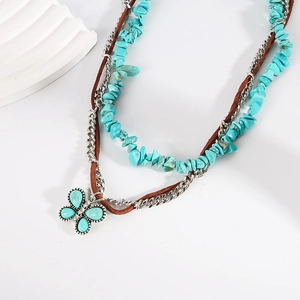 Collier multicouches bohème avec pendentif papillon turquoise et cordon en cuir marron