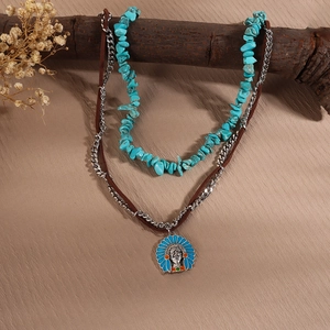 Detail der ethnischen Türkis-Halskette und Indianer-Anhänger mit blauer Emaille-Füllung
