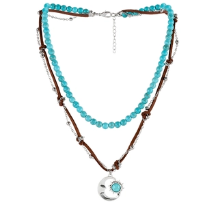 Collana multistrato bohémien con turchese e ciondolo luna e sole in argento su sfondo bianco