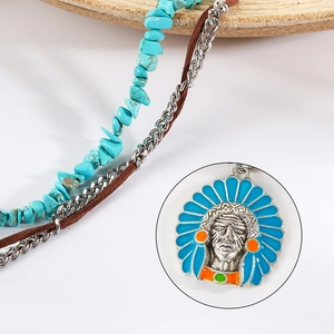 Detail von Türkisperlen und silbernem Indianer-Anhänger mit Emaille-Inlay-Texturen