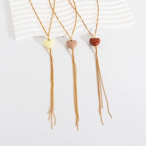 Tre collane minimaliste con pendente a cuore e nappa in crema, beige e caramello su catena