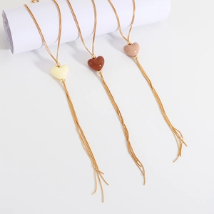 Collana a catena a serpente regolabile con pendente a cuore e nappe in tre colori