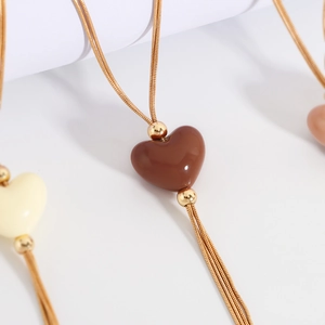 Dettaglio dei ciondoli a cuore con nappe dorate in diversi colori eleganti e raffinati
