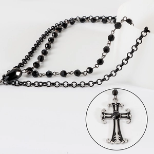 Detailansicht der mehrlagigen Gothic-Kette mit schwarzen Perlen und Kreuzanhänger