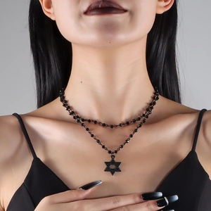 Collana goth a doppio strato con perline nere e ciondolo a stella a sei punte ruvida
