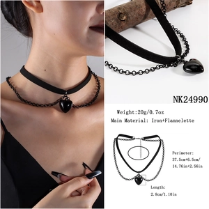 Dettaglio del choker gotico a doppio strato in velluto nero con pendente a cuore e catene