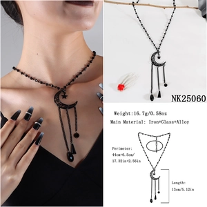 Collana luna gotica con perle nere, stella pentagramma e lunghe nappe metalliche