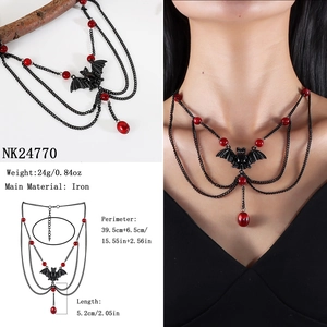 Collana con ciondolo a pipistrello gotico con perle rosse e catene nere
