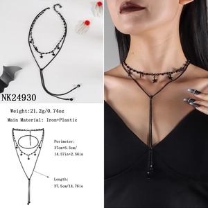 Dettaglio di choker gotico nero a doppio strato con misure e vestibilità su una modella