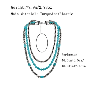 Collana boho multistrato in perline di turchese con dettagli in argento su sfondo bianco