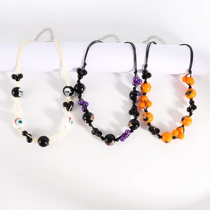 Trois colliers de perles d'Halloween faits main avec motifs crâne, citrouille et chauve-souris