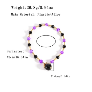 Collier court avec perles marbrées violettes, sphères noires et tubes en alliage dorés