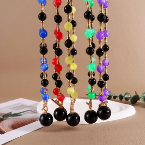 Collier court tendance avec perles colorées, pendentifs noirs et maillons dorés style bambou