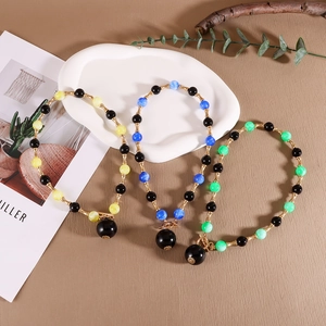 Collier court à la mode avec perles de résine colorées et un grand pendentif noir