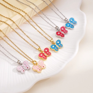 Collane con farfalle in oro e argento con pendenti in smalto colorato e zirconi lucenti