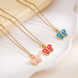 Squisite collane con pendente a farfalla in rosa e blu con catena placcata oro