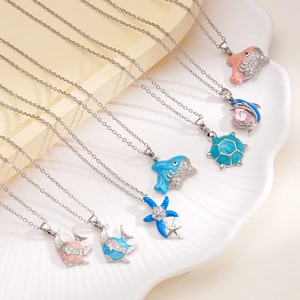 Collana con ciondoli marini a forma di tartaruga e delfino in smalto e zirconi