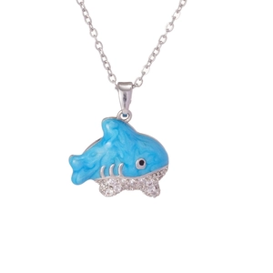 Collana da donna con ciondolo a squalo in smalto blu e zirconi bianchi su catena d'argento