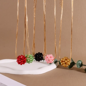 Minimalistische handgewebte Beeren-Perlenanhänger an goldenen Schlangenketten in fünf Farben