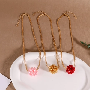 Elegante Halskette mit gewebtem Perlenanhänger, goldener Kordel und Karabinerverschluss
