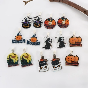Dettaglio degli orecchini di Halloween in acrilico con motivi di fantasmi e zucche in piano
