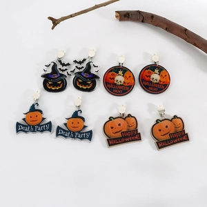 Vista dettagliata di orecchini di Halloween in acrilico con zucche e cappelli