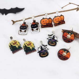 Dettaglio degli orecchini di Halloween in acrilico con fantasmi e zucche spaventose