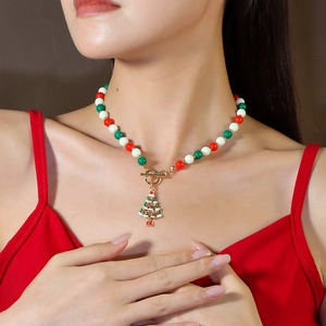 Details einer Weihnachts-Perlenkette mit Baum-Anhänger und goldenem OT-Verschluss